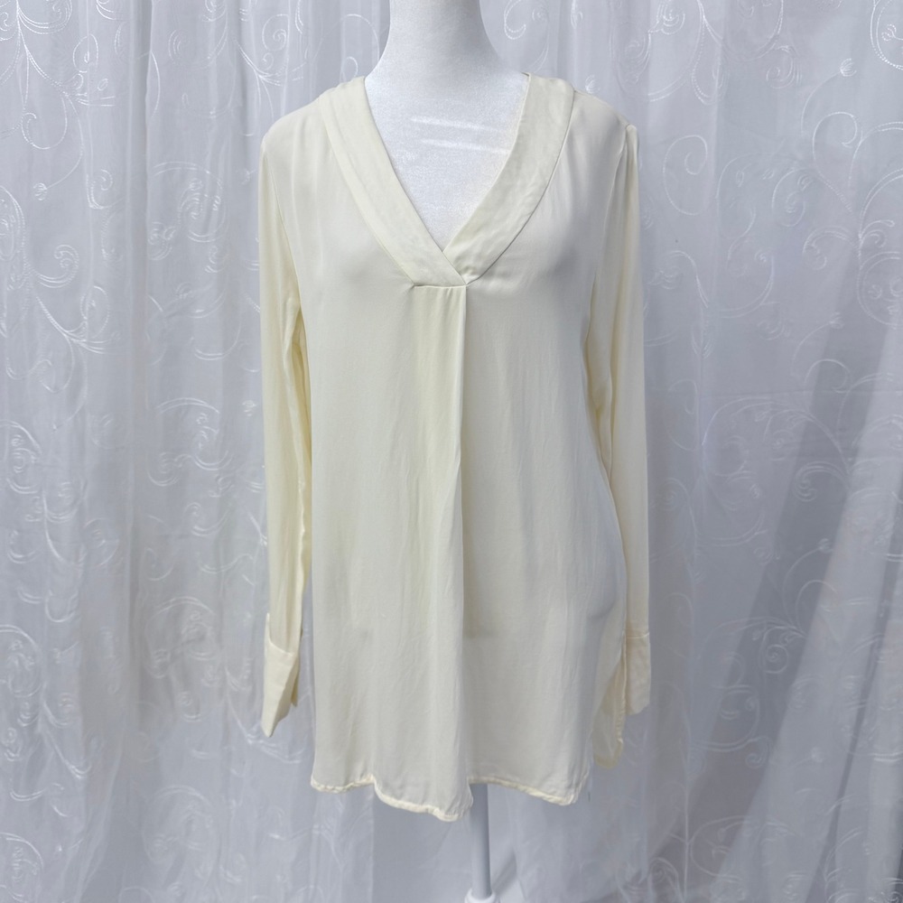 Tyler Boe Ivory 100% Silk V-Neck Pleated Blouse Dragonfly Logo Cream Womens M